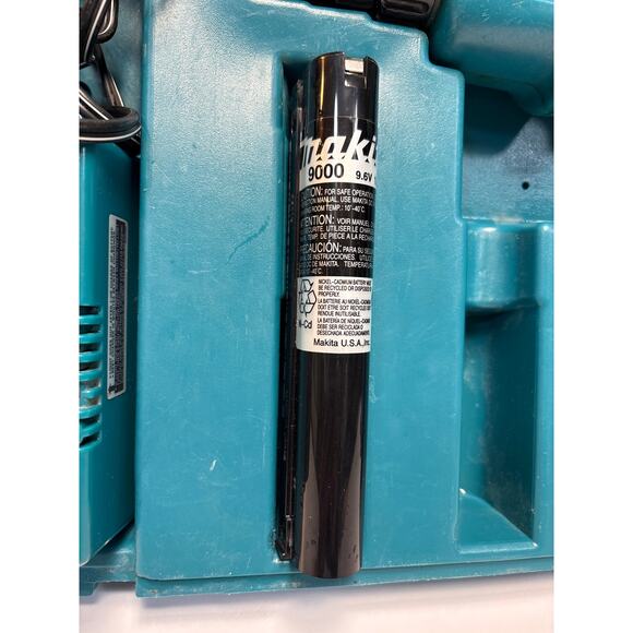 Makita 6011D 12V 3/8" Drive Cordless Drill Charger & Carrying Case. - Picture 3 of 5